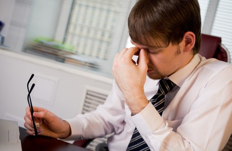 Un uomo mentalmente affaticato