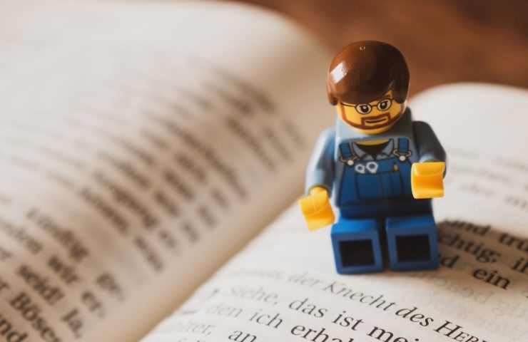 Una Minifigure Lego su un libro aperto