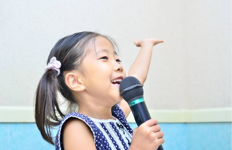 Una bambina che canta