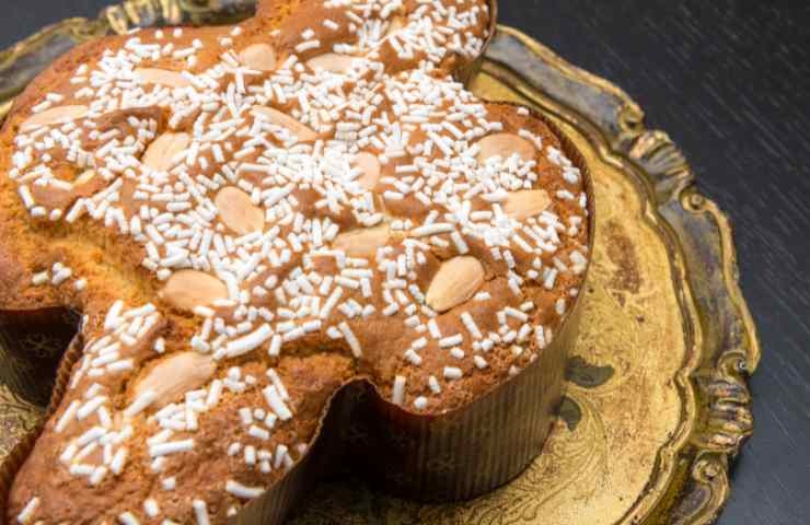 Una colomba pasquale pronta da gustare