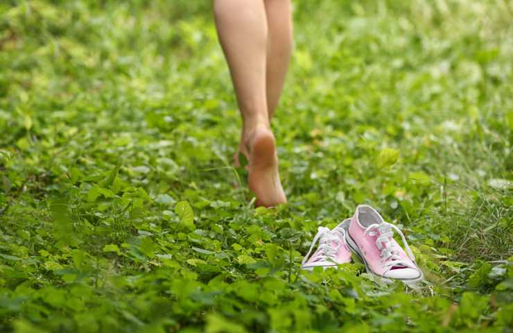 Una donna abbandona le scarpe sull'erba
