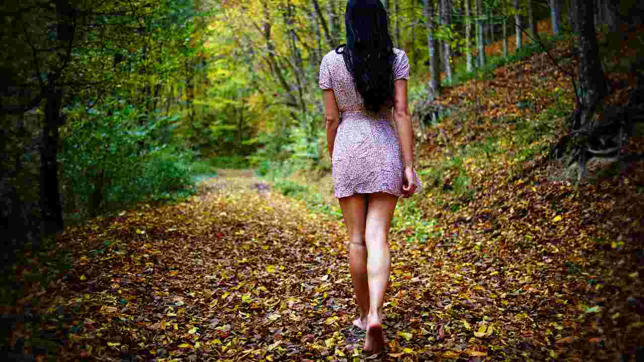 camminare a piedi nudi benefici barefooting come farlo
