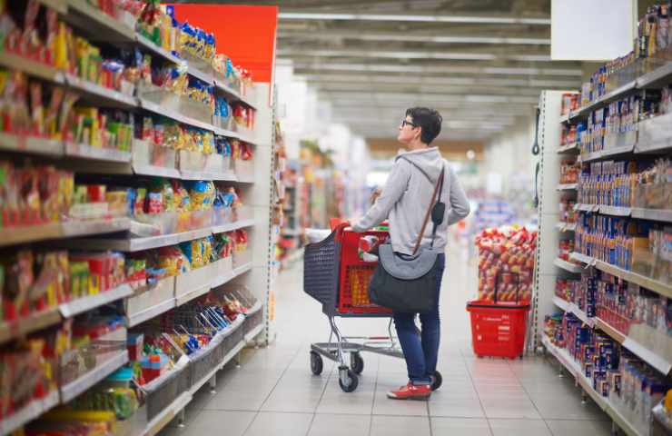 Una donna che fa la spesa nel reparto della pasta