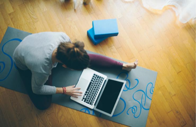 Una donna che fa yoga a casa