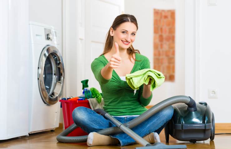 Una donna contenta che fa le pulizie