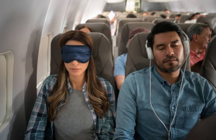 Una donna ed un uomo seduti accanto in un aereo