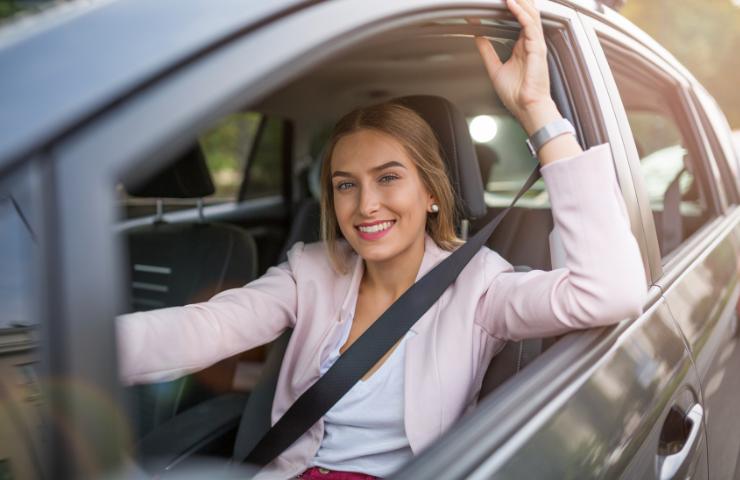 Una donna sicura alla guida