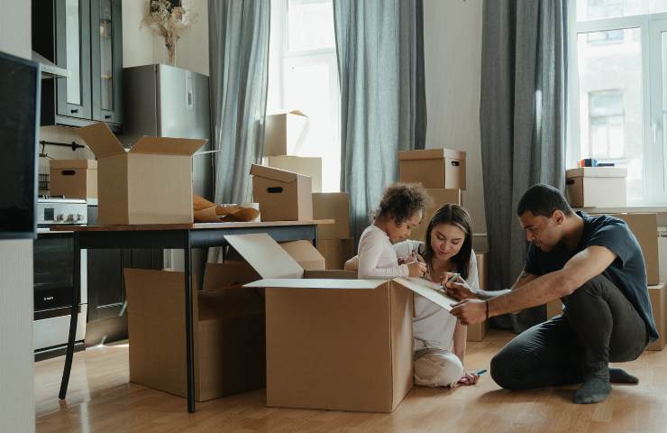 Una famiglia alle prese con un trasloco