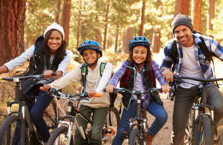 Una famiglia felice in bici