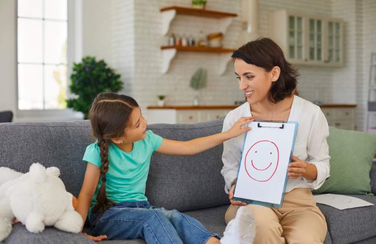 Una madre che fornisce un esempio positivo alla figlia