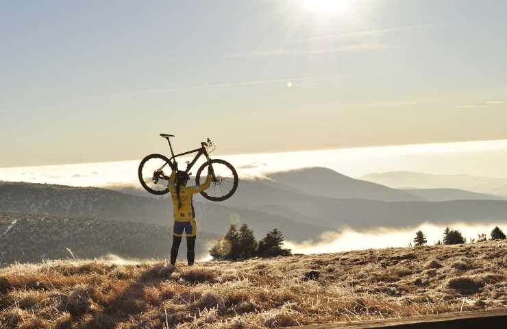 Una persona solleva una bici con entusiasmo