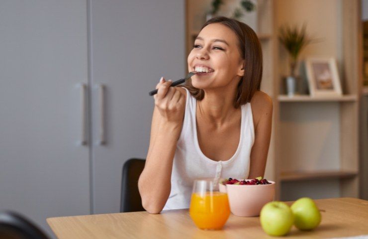 Una ragazza che fa una colazione sana