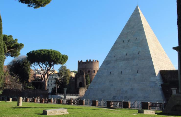 Una vista suggestiva della Piramide Cestia