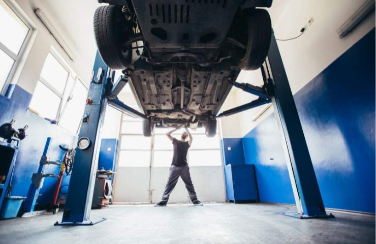 Un'auto sottoposta a controllo in officina