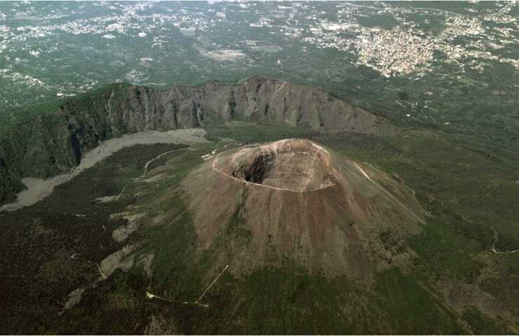 Visuale dall'alto del cratere del Vesuvio