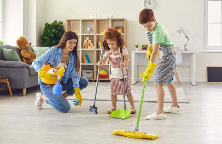 Pulizie di casa, farle ogni giorno allunga la vita 