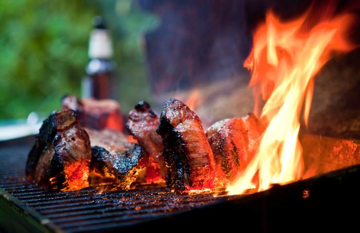 Carne cotta al barbecue