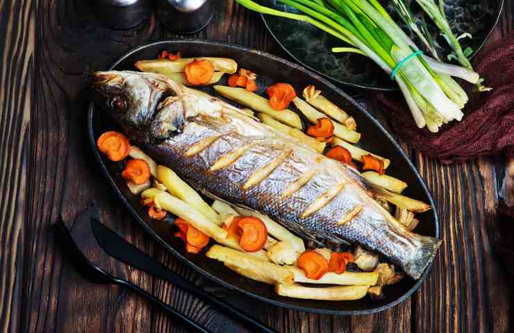 Del pesce al forno appena servito in tavola