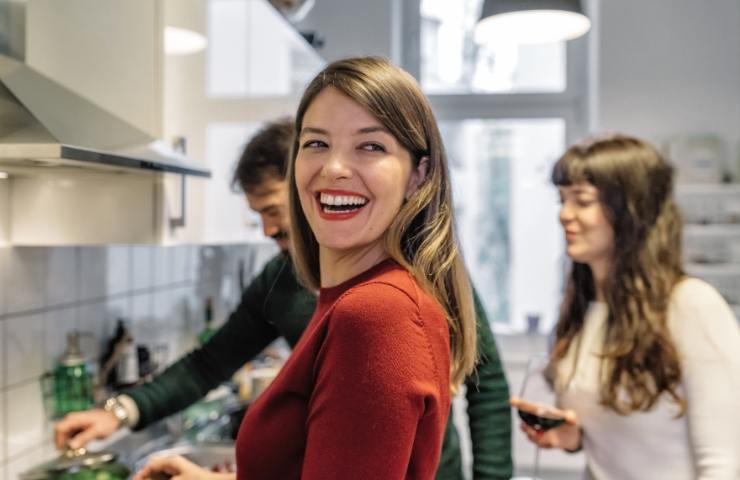 Delle persone che sorridono in cucina