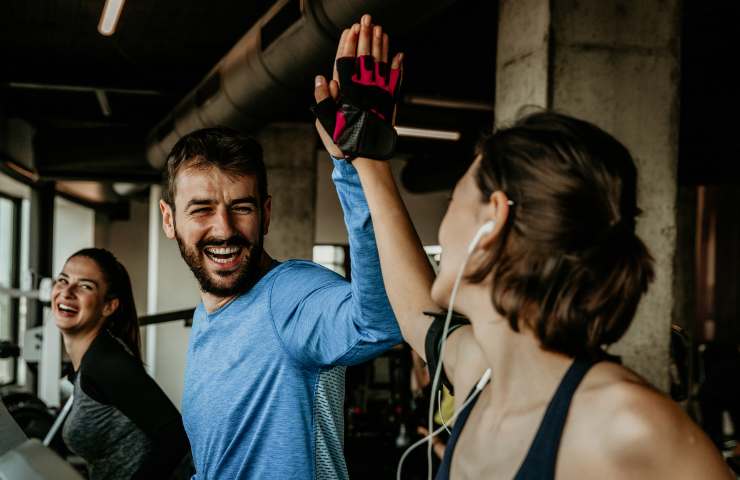 Delle persone entusiaste durante l'allenamento in palestra