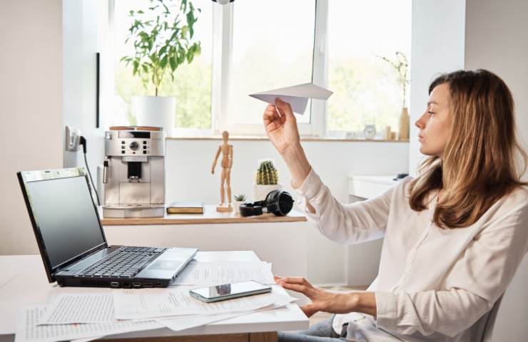 Una donna distratta al lavoro