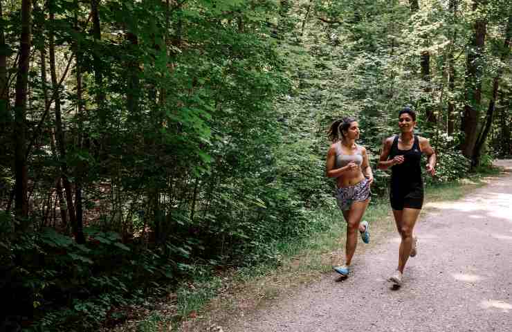 Due persone che fanno jogging