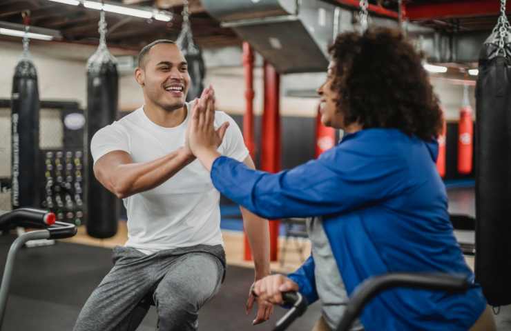 Due persone felici in palestra