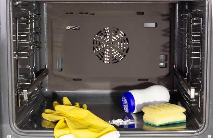 L'occorrente per pulire un forno