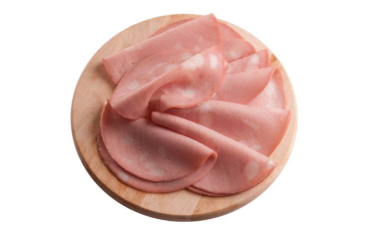 Mortadella servita su di un tagliere di legno