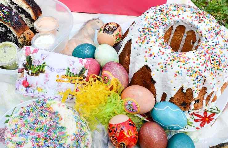 preparare tavola pasqua