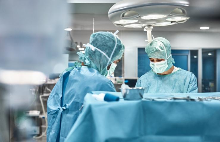 Un intervento chirurgico in sala operatoria
