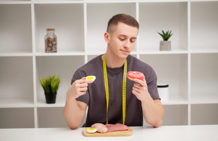 Un uomo che mangia diversi alimenti