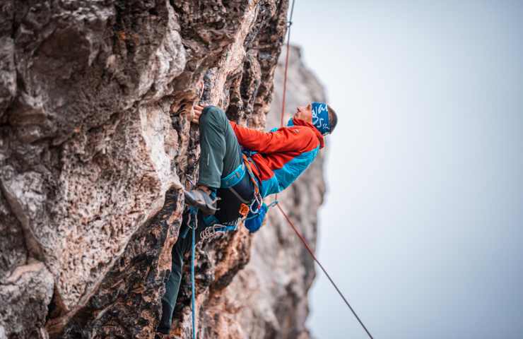 Un uomo mentre fa arrampicata