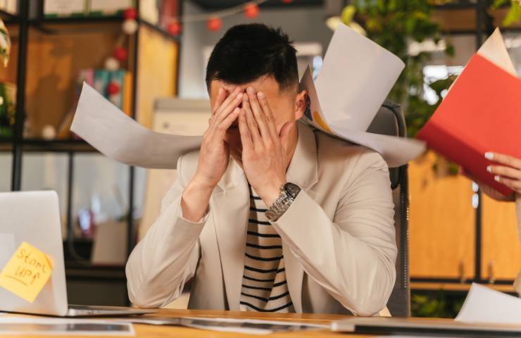 Un uomo visibilmente stressato