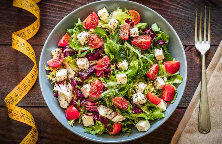 Una buona insalata di verdure e provola fresche