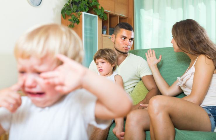 Una coppia giovane con dei bambini