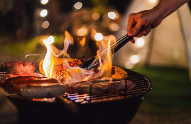 Una cottura di carne al barbecue in corso