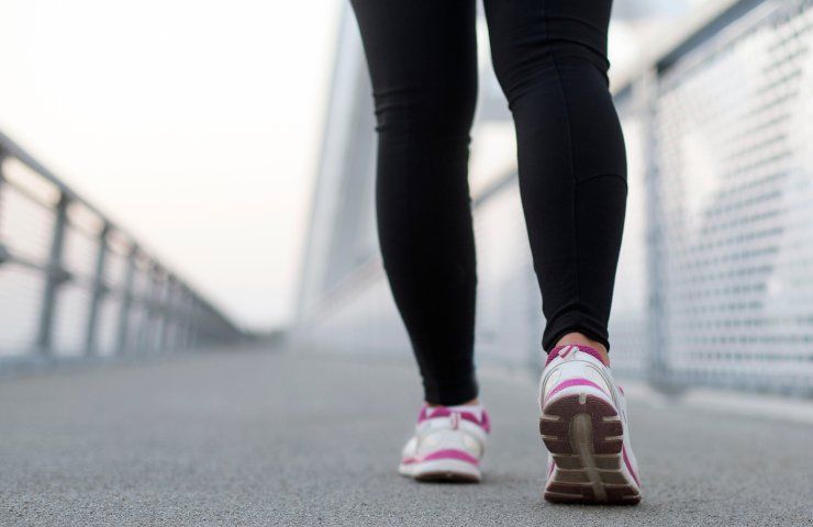 Una donna che cammina a passo svelto