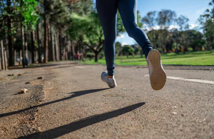 Una donna che fa jogging