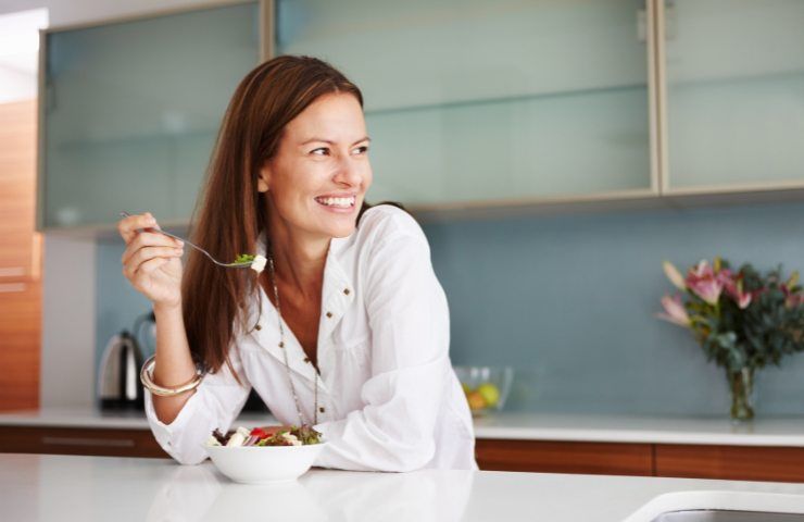 Una donna che mangia in modo sano