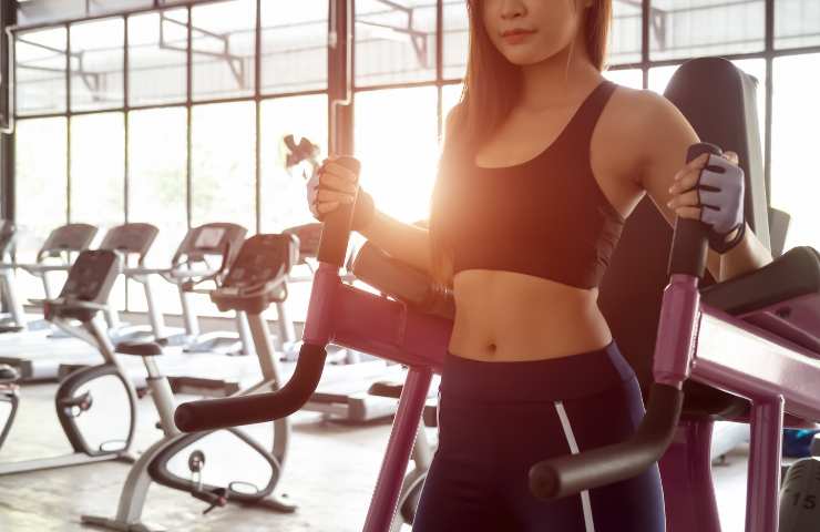 Una donna che si allena in palestra