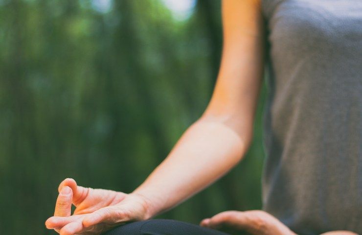 Una donna che sta meditando