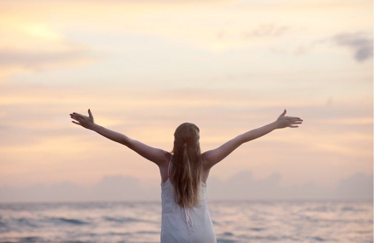 Una donna felice in riva al mare