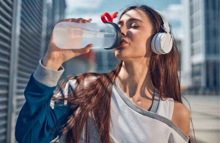 Una ragazza che beve acqua