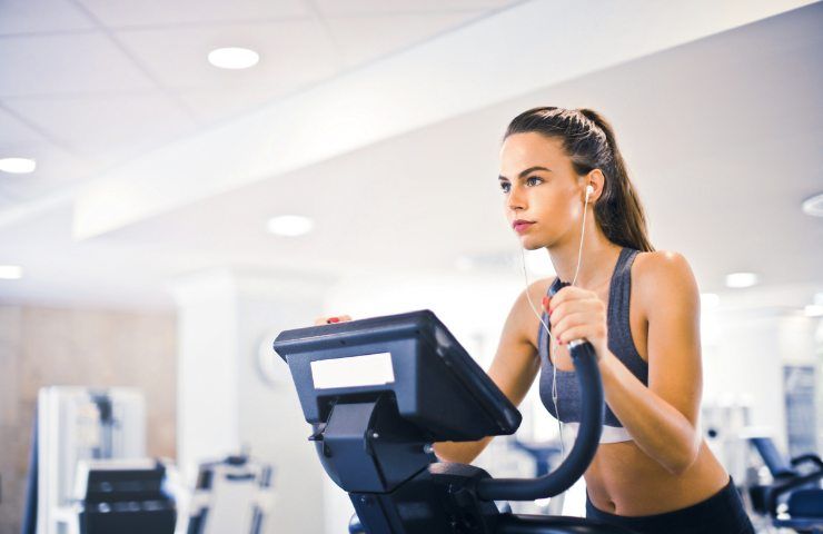 Una ragazza che si allena da sola in palestra