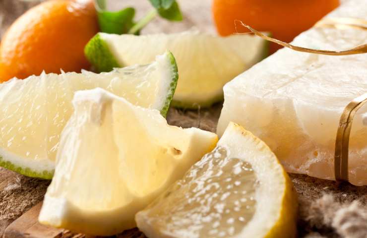 Come usare limoni e sapone per le pulizie