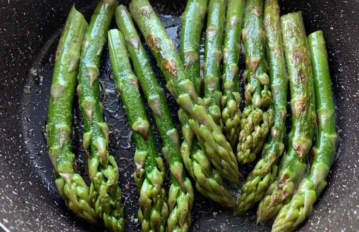 ricetta asparagi in padella