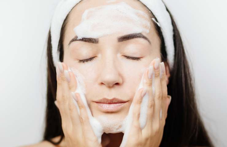 Come detergere il viso