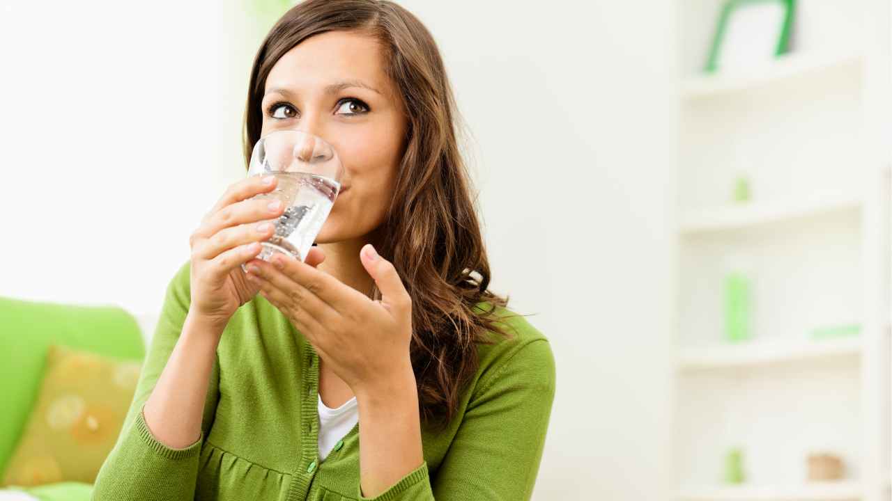 Se bevi acqua prima di mangiare fai bene?