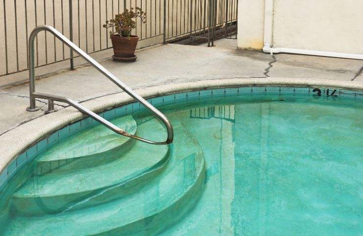 come scoprire quanta pipì c'è in piscina